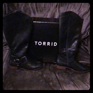 NWB 8 1/2 WW Black Boots